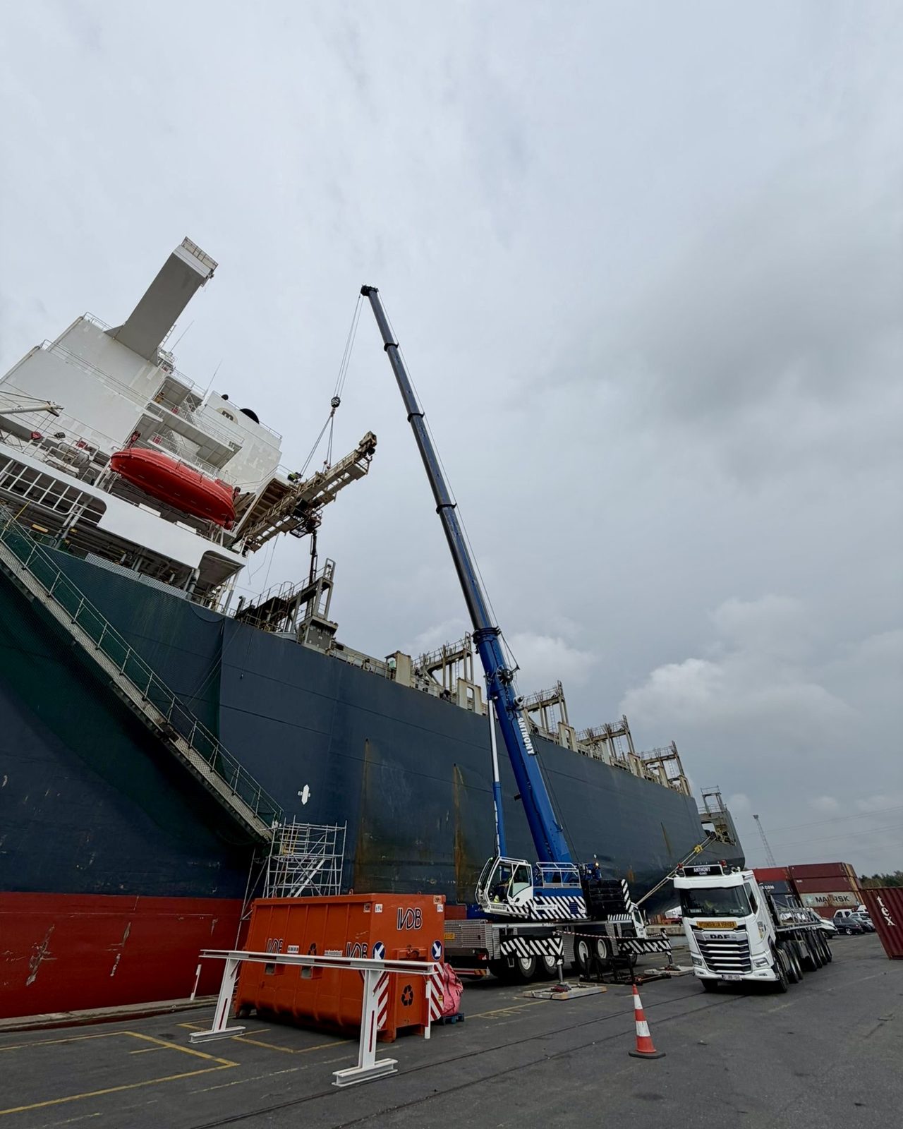 Telescoopkraan van Anthony Cranes op de kade naast het schip in Antwerpen