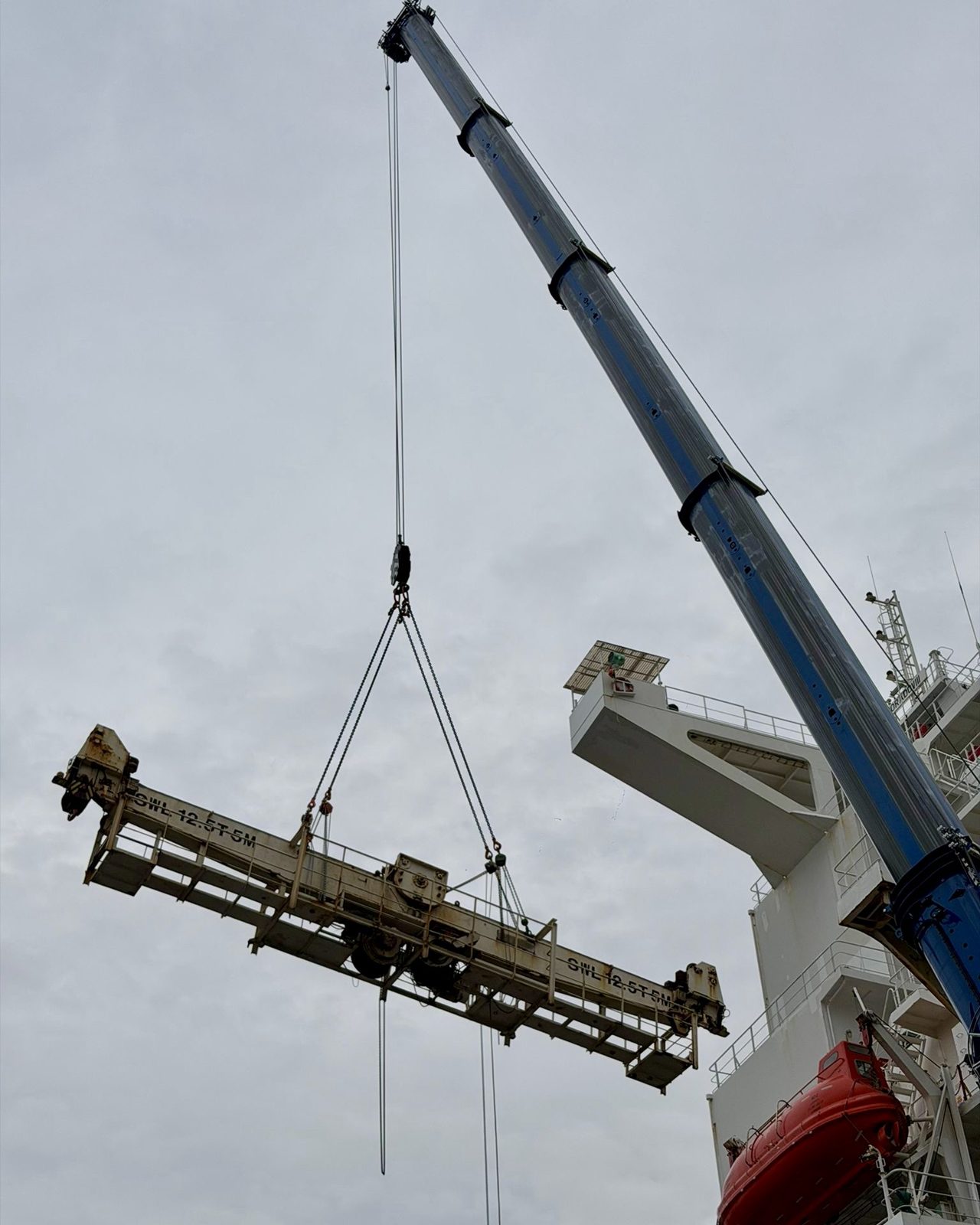 Monorail van 12 ton hangt aan de mobiele kraan tijdens het hijsen van boord